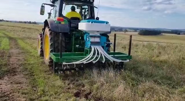 YongXiang 8 outlet grass air seeder work well in Australia.