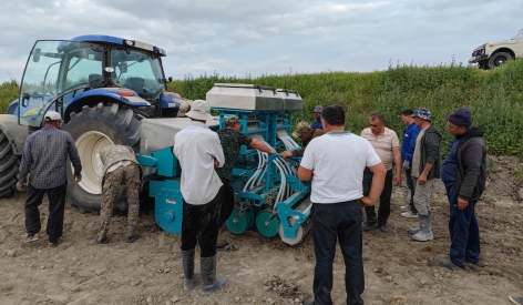 YongXiang precision seeding and fertilizing all-in-one machine sowing in Uzbekistan